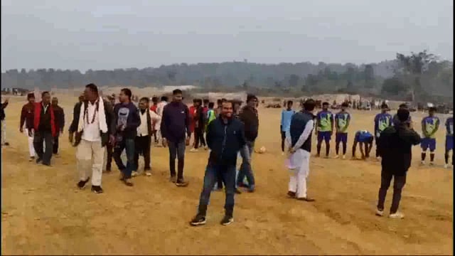 फुटबॉल मैच समापन समारोह के मौके पर जीप सदस्य के द्वारा खिलाड़ियों के बीच पुरस्कार का किया गया वितरण