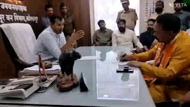 शिवसेना उबाठा च्या वतीने आज कत्तल झालेल्या झाडांची चौकशीसाठी वन खात्याच्या अधिकारी यांना धारेवर धरले.दोषीवर एफ आय आर दाखल करणेस सांगितले.