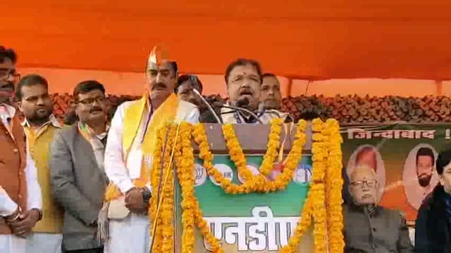 बगहा में आयोजित एनडीए कार्यकर्ता सम्मेलन के दौरान भाजपा के प्रदेश अध्यक्ष डॉ दिलीप जयसवाल ने लालू पर जाकर साधा निशाना 