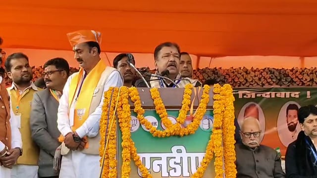 बगहा में आयोजित एनडीए कार्यकर्ता सम्मेलन के दौरान भाजपा के प्रदेश अध्यक्ष डॉ दिलीप जयसवाल ने लालू पर जाकर साधा निशाना 