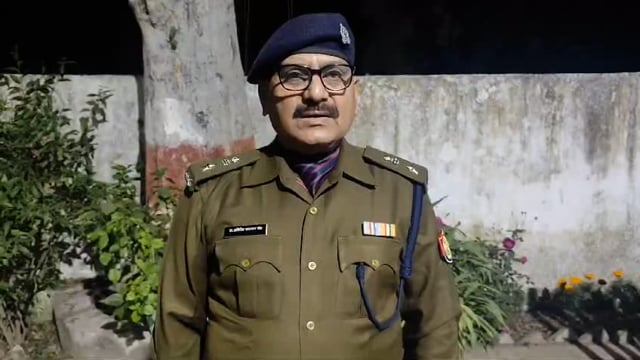 *थाना कुर्सी क्षेत्रान्तर्गत स्थित बारबर शॉप पर शेविंग के दौरान एक बुजुर्ग के उस्तरे से घायल हो जाने के सम्बन्ध में अपर doctor upper police adhikshak Akhilesh Narayan ki bike