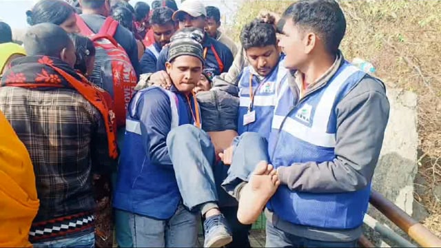 आपदा मित्रों द्वारा लगातार मंदार महोत्सव में श्रद्धालुओं की कर रहे हैं सेवा 