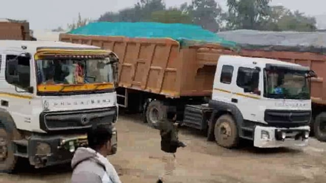महावन एसडीएम ने की बड़ी कार्रवाई ओवरलोड ट्रैकों पर गोपालपुर के समीप ढाबा पर खड़े 20 ट्रकों से60लाख बसूला जाएगा