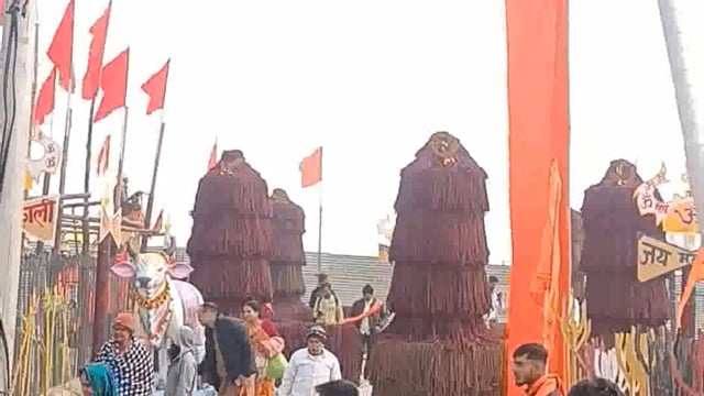 तीर्थराज प्रयाग महाकुंभ दिव्य और भव्य तरीके से नागा साधु ने बनाया रुद्राक्ष का विशाल शिवलिंग