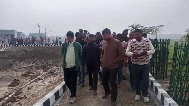 जिला पदाधिकारी ने बाबरचक में बन रहे स्मार्ट विलेज का लिया जायजा; 20 जनवरी तक कार्य पूर्ण करने का दिए निर्देश