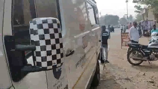 टेंभूसाठी आंदोलनाच्या 5 व्या दिवशी आंदोलक नवनाथ रणदिवे यांची प्रकृती बिघडल्याने पोलीस संरक्षणामध्ये दवाखान्यात हलवले 