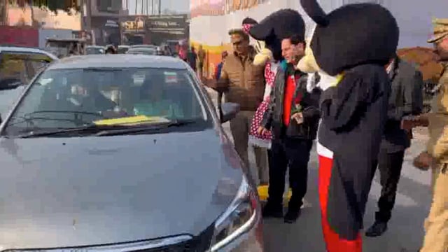 यातायात पुलिस ने चलाया अभियान सैकड़ो वाहनों के किए चालान वही हेलमेट पहनने वालों को बांटे चॉकलेट