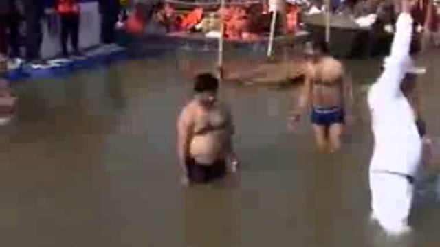 *महाकुंभ -2025--केंद्रीय रक्षा मंत्री राजनाथ सिंह ने आज प्रयागराज पहुंचकर संगम में डुबकी लगाई----*