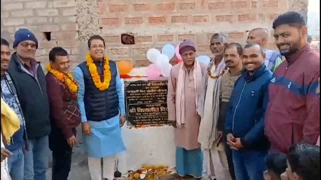 जिला परिषद सदस्य ने समारोह पूर्वक पीसीसी सड़क का फीता काटकर किया उद्घाटन 