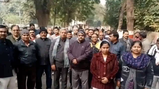 महिला बीडीओ से कार्यालय में अभद्रताः दबंगों ने दी जान से मारने की धमकी, कर्मचारियों ने डीएम को सौंपा ज्ञापन