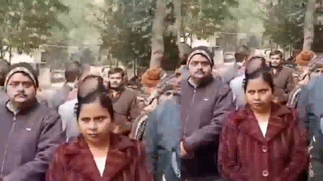 अवैध दुकानों पर चला बुलडोजरः कई बार नोटिस के बाद भी नहीं हटाईं दुकानें, लखनऊ-वाराणसी हाईवे पर अभियान