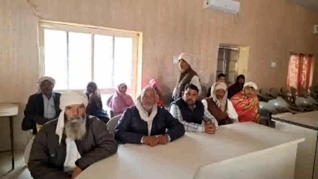 चोमुहा ब्लॉक सभागार में किया घरौनी वितरण का कार्यक्रम तीन गांव के 60 किसानों को वितरित की गई घरोंनी