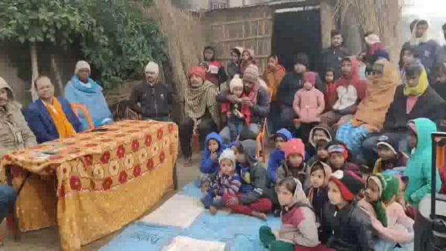 मृतक के पत्नी को मेरा स्वाभिमान संस्था के अध्यक्ष सह समाजसेवी दिनेश अग्रवाल द्वारा संजीवनी कार्ड के माध्यम से एक लाख रुपए का दिया गया सहायता राशि