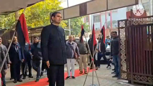 मथुरा के नवागत जिलाधिकारी चंद्र प्रकाश सिंह ठाकुर बांके बिहारी के दर्शन के बाद कोषागार में पहुंचकर संभाला चार्ज