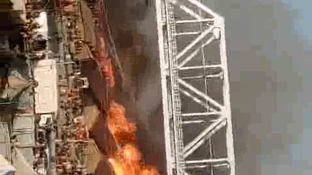 महाकुंभ में सेक्टर 19 तुलसी मार्ग स्थित विवेकानंद सेवा समिति वाराणसी के शिविर में लगी भीषण आग। 20-25 गैस सिलिंडर लगातार 