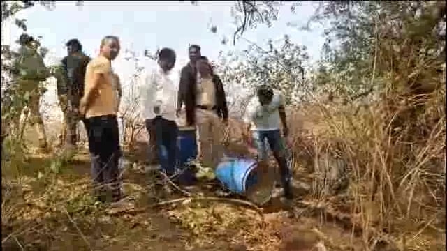 राज्य उत्पादन शुल्क विभागाचे उदगीर तालुक्यात तीन ठिकाणी अवैध हातभट्टी दारूवर छापे,तिघांवर गुन्हा दाखल