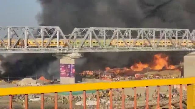 ब्रेकिंग
महाकुंभ में लगी भीषड़ आग
टेंटों में रखे 1,1 सिलेंडर लगातार फट रहे कई टेंट जले इलाका सील