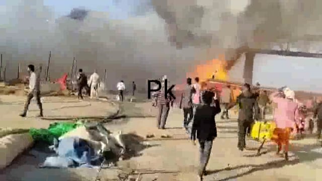 महाकुंभ प्रयागराज 2025 के कुंभ मेला क्षेत्र के सेक्टर 19 में शास्त्री ब्रिज के नीचे लगी आग दर्जनों टेंट जलकर खाक हुए