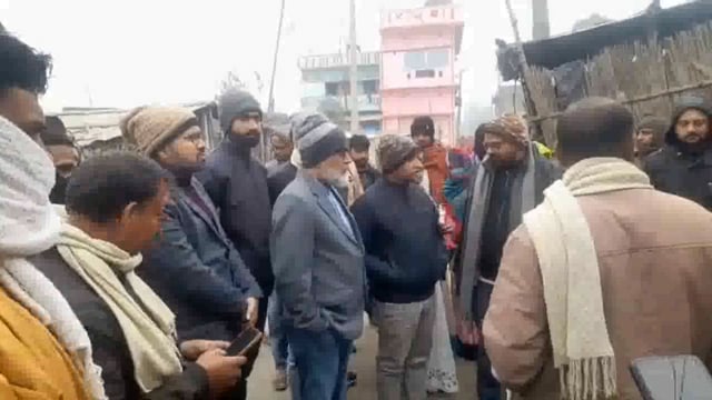 संदिग्ध स्थिति में पांच लोगों की मौत हो गयी है। परिजनों ने शराब पीने से मौत की आशंका जताया है। इलाके में मचा हड़कंप  