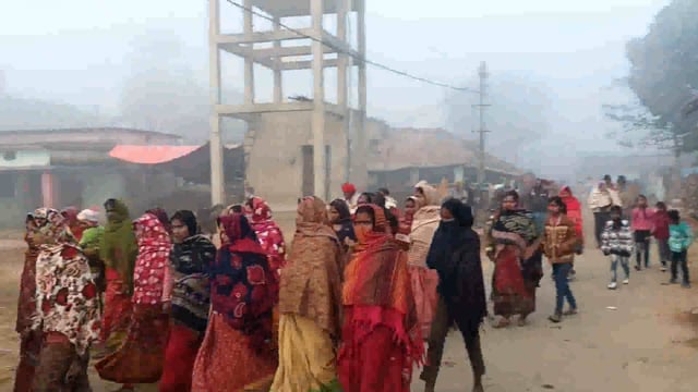 दो बच्चों के सर से पिता का उठा साया, शव घर पहुंचते ही परिजनों में मचा कोहराम, गांव में पसरा सन्नाटा 