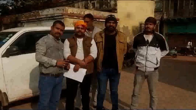 विश्राम घाट के समीप प्रतिबंधित क्षेत्र में अवैध मांस ले जाते मियां बीवी को गो रक्षक दल के कार्यकर्ताओं ने पकड़ा