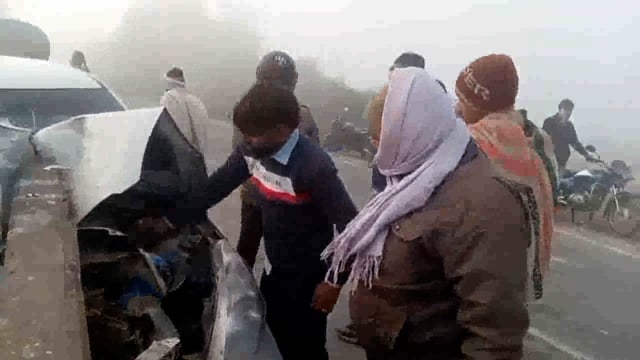 कोहरे के चलते पुलिया से टकराई कार कार के उड़े परखच्चे चालक बाल बाल बच्चा