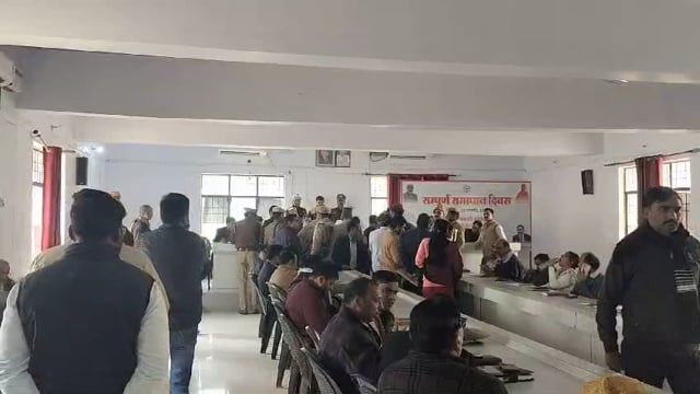 अंबेडकर नगर जिले के अकबरपुर में तहसील दिवस में उमडा जन सैलाब जिलाधिकारी अविनाश सिंह, पुलिस अधीक्षक केशव कुमार, सुन रहे फरियादियों की समस्या।