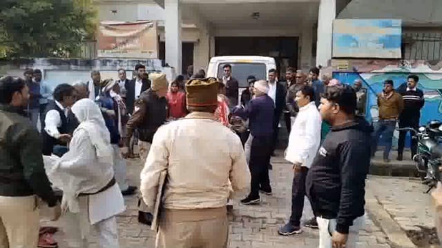मथुरा सिविल थाना क्षेत्र में महिला थाने के सामने दो पक्षों में हुआ खूनी संघर्ष वीडियो सोशल मीडिया पर हुआ वायरल