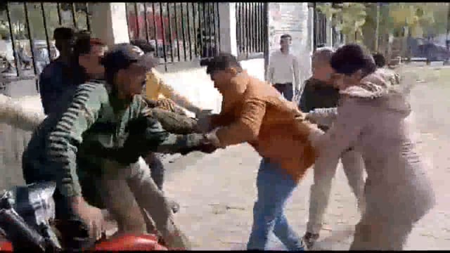 झांसी SSP ऑफिस में दरोगा और सिपाही में जमकर मारपीट ऑफिस के बाहर लात-घूसे बरसाए