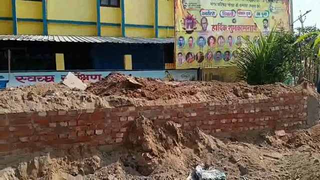 रोक के बाद भी नगर परिषद द्वारा चबूतरे का निर्माण कार्य कराया जा रहा है