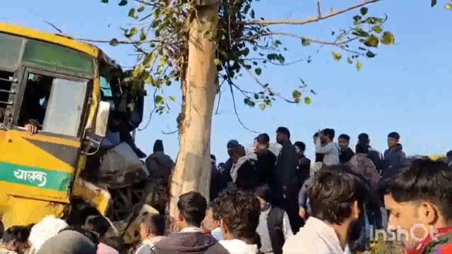 नौहझील के मिट्ठोली में पेड़ से टकराई स्कूल बस,चालक घायल 