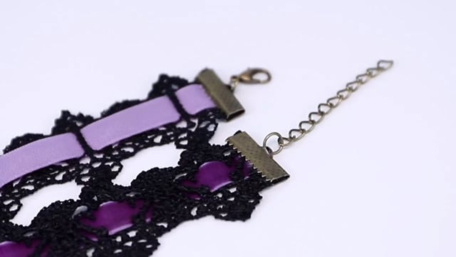 Gotický choker s červeným kamenem