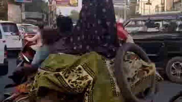 झांसी ईलाइट चौराहे पर महिला ने आनंद लिया  शाही सावारी बाइक को समझ लिया ट्रैक फिर रास्ता चलते वाले राहगीरों ने भी इस चीज 