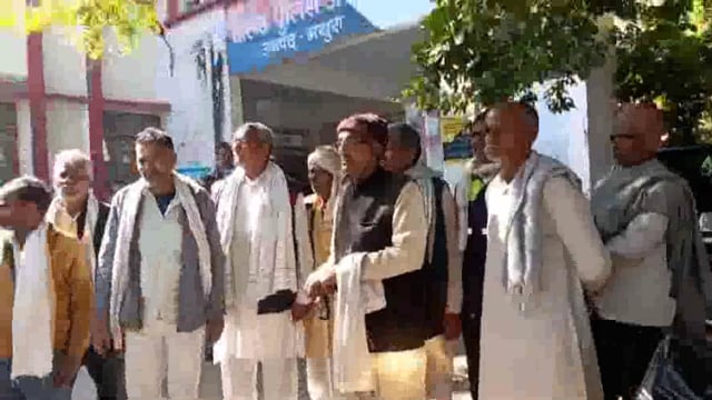 गांव के युवक पर लगा नाबालिक को बहला फुसलाकर भगा ले जाने का आरोप एस एसपी से मिले ग्रामीण