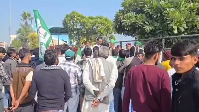 यमुना एक्सप्रेसवे पर टोल कर्मियों के दुर्व्यवहार और अभद्रता के विरोध में भाकियू भानु गुट ने की नारेबाज व प्रदर्शन 