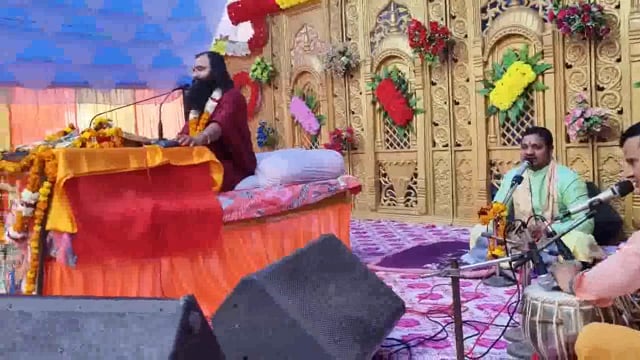 रामगढ़ अमेठी- श्रीमद् भागवत कथा के तीसरे दिन आचार्य श्री ऋतेश जी महाराज के मुखारविंद से कथा का रसपान करते हुए भक्तजन-