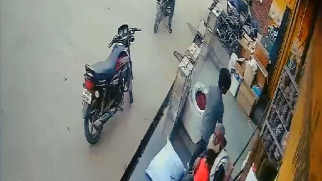 लड़ते-लड़ते दो सांड घुसे किराने की दुकान में मची अफरा तफरी