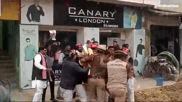 सपा के फ्रंटल संगठन के कार्यकर्ताओं ने मुलायम सिंह यादव पर राजूदास की अभद्र टिप्पणी को लेकर की नारेबाजी,