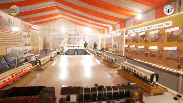 महाकुम्भ-2025, प्रयागराज में उत्तर मध्य रेलवे का पवेलियन श्रद्धालुओं के लिए आकर्षण का केंद्र बना हुआ है। यहां आने वाले श्रद्धालुओं को चिनाब रेल ब्रिज के साथ-साथ वंदे भारत एक्सप्रेस, तेजस एक्सप्रेस और रेलवे के गौरवशाली इतिहास की जानकारी दी जा रही है।