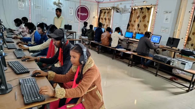 BANKA: शहर के साथ साथ अब गांव की बालाएं भी कंप्यूटर का माउस थाम कर संवार रहीं अपना भविष्य।