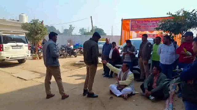 *महेशगंज* नगर पंचायत हीरागंज बाजार के बाबागंज रोड पर नाली जल निकासी की व्यवस्था न होने से नाराज भाजपा नेता बैठे धरने पर 