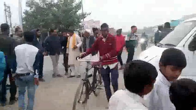 जलालाबाद केकोला मोड़ पर अनियंत्रित हुई ईको कार की चपेट में आकर हाईवे किनारे बैठे तीन लोग गंभीर रूप से घायल हो गए