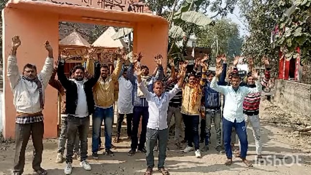 ग्रामीणों ने बिजली कर्मियों पर लापरवाही का लगाया आरोप किया प्रदर्शन बिजली के तार की चपेट में आने से एक सांड की हुई मौत