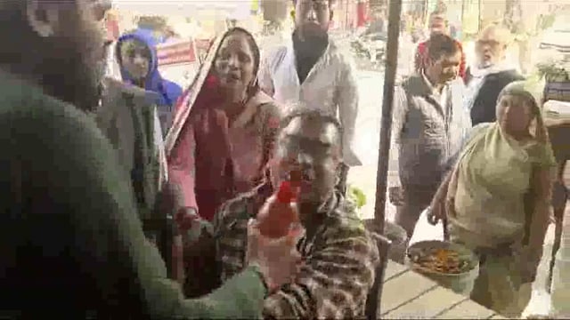 महेशगंज थाना क्षेत्र के नगर पंचायत हीरागंज बाजार में दो पक्षों में जमकर मारपीट कमलचंद केसरवानी और मक्खन लाल केशरवानी