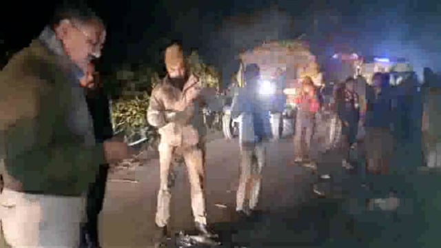 तेज़रफ़्तार ट्रक ने स्विफ्ट के मारी टक्कर 4 युवकों की मौत, 2 युवक गम्भीर रूप से घायल, पुलिस अग्रिम कार्रवाई में जुटी