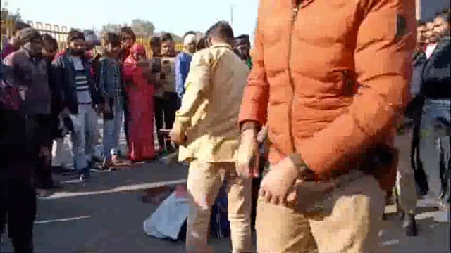 मथुरा मंडी चौराहा के समीप भीषण सड़क हादसा दो युवकों की मौके पर हुई मौत@022jaiswalraju 