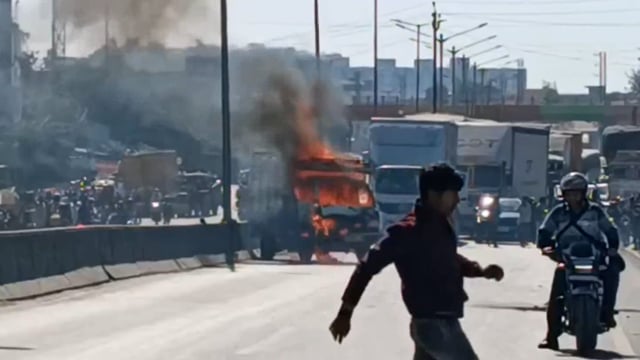 आगरा दिल्ली नेशनल हाईवे मथुरा पर धू धू  कर जली मारुति वैन @022jaiswalraju 