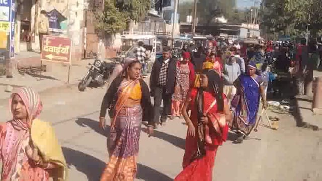 परिक्रमा मार्ग से पुलिस नदारद, एकादशी पर्व पर हजारों श्रद्धालुओं ने वाहनों से डरते सहमते हुए लगाई पंचकोसीय परिक्रमा।