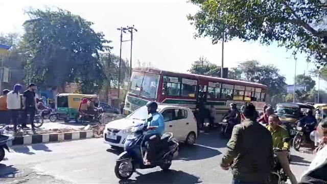  झांसी मेडिकल कॉलेज रोड पर डिवाइडर पर चढ़ी रोडवेज बस, यात्रियों में मची चीख पुकार नवाब थाना क्षेत्र का मामला