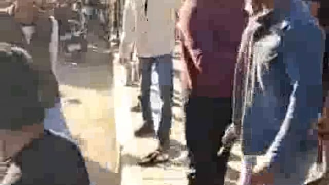 झांसी महानगर में बीच सड़क पर चले लात-घूसे दो पक्ष आपस में मारपीट का  वीडियो वायरल ।